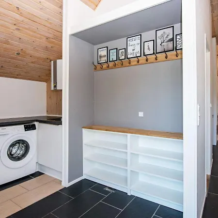 Nine-bedroom In Fano 別荘